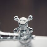 Zbliżenie na pokrętło baterii łazienkowej z głowicą